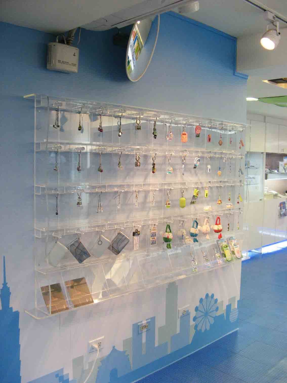 完整壓克力鑰匙圈展示牆，捷運商品館主視覺空間