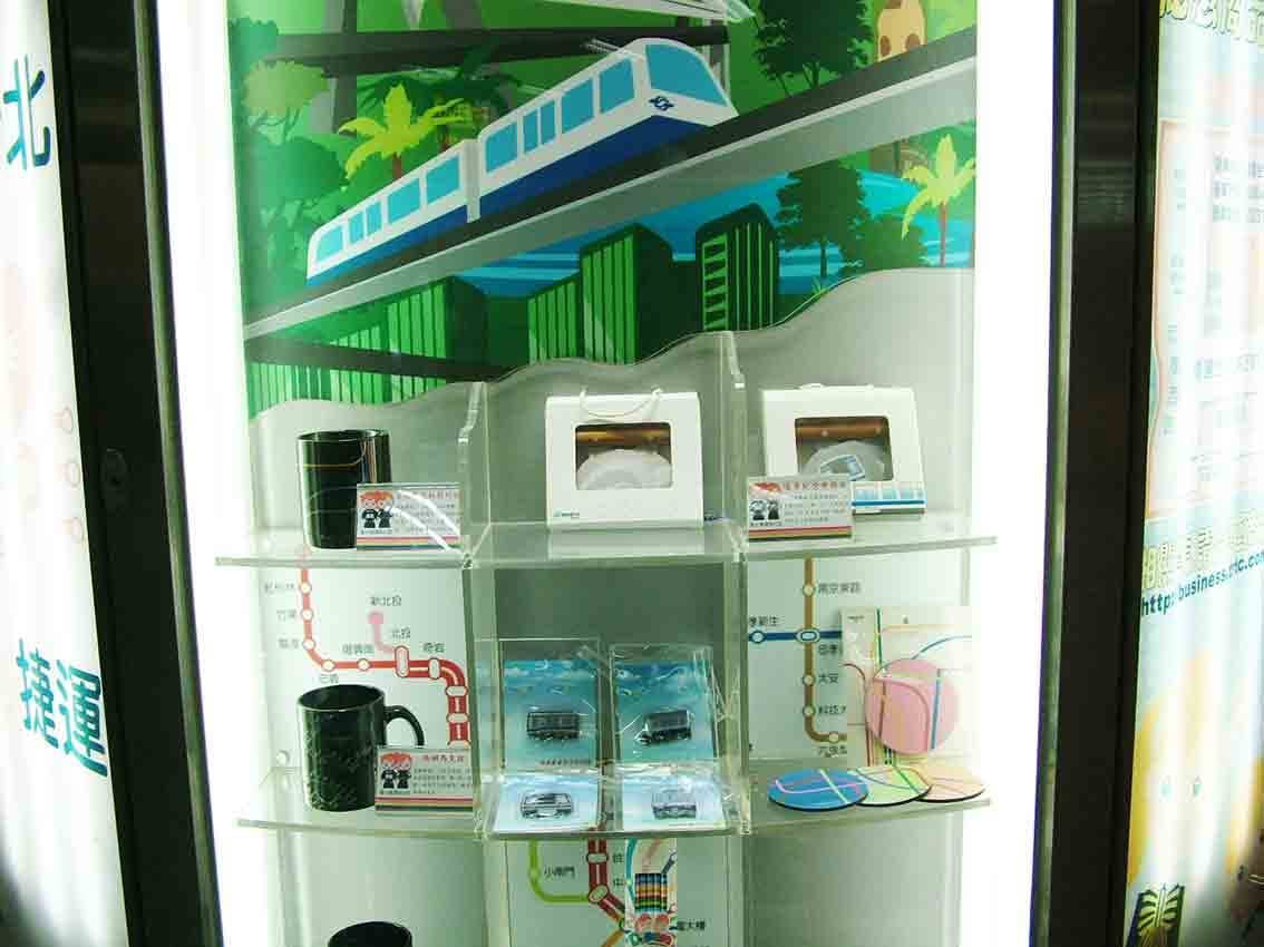 捷運主題展示櫃內部，列車模型與路線圖周邊商品陳列