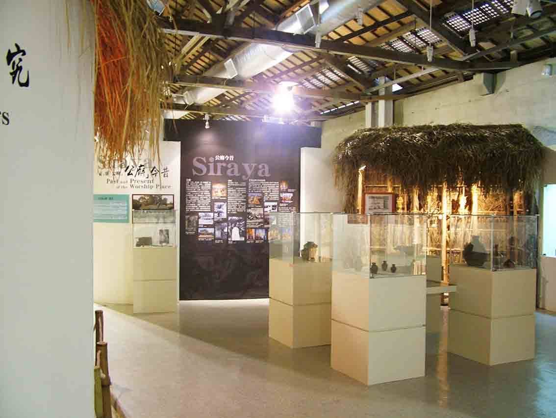 公廟今昔主題展區，茅草屋頂建築復原與文物展櫃