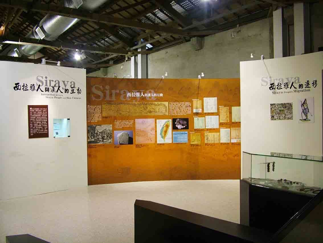 西拉雅人與漢人的互動主題展區，橘紅色背板呈現古地圖與文獻