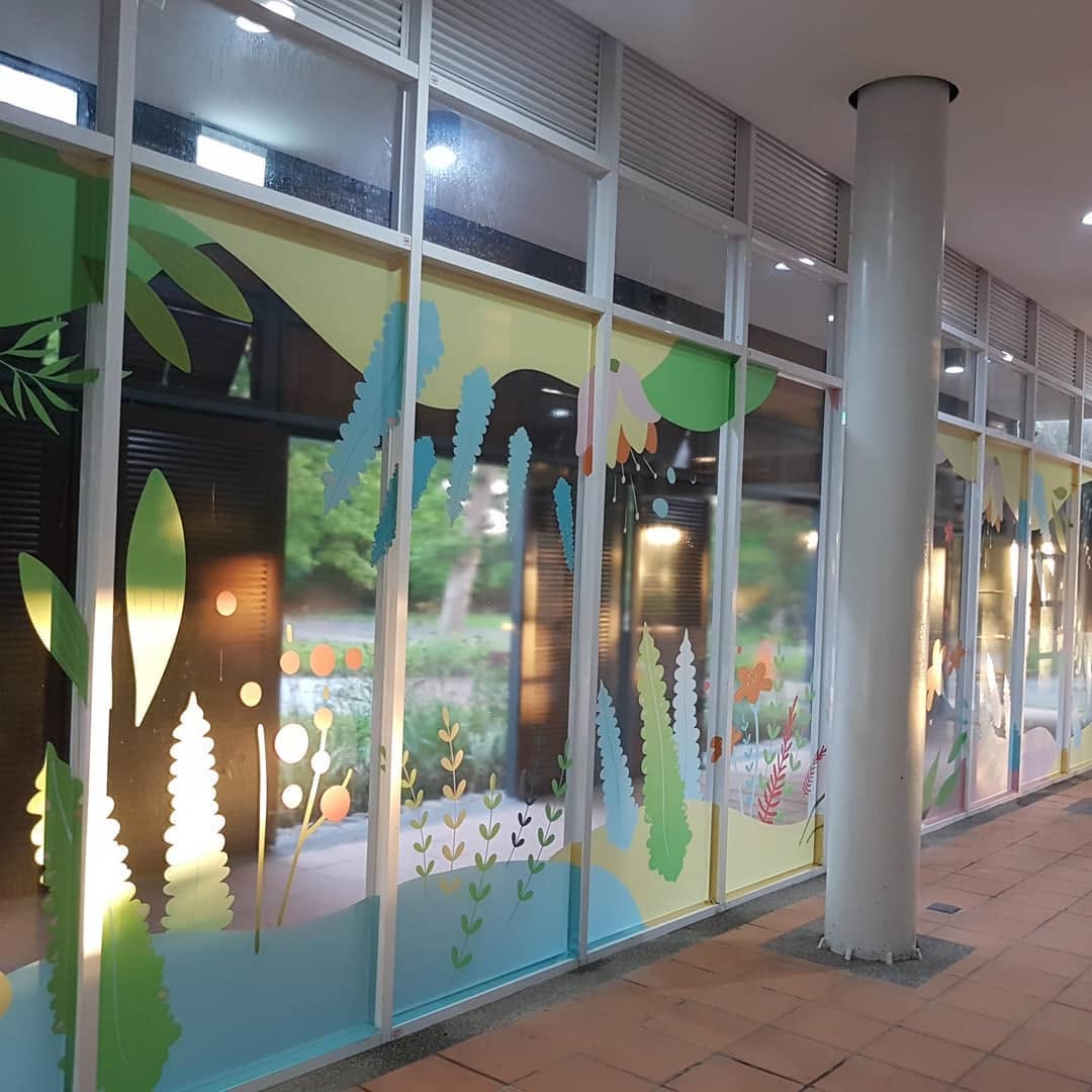 夜間玻璃帷幕貼膜——藍綠蕨葉、水滴與植物景深構圖