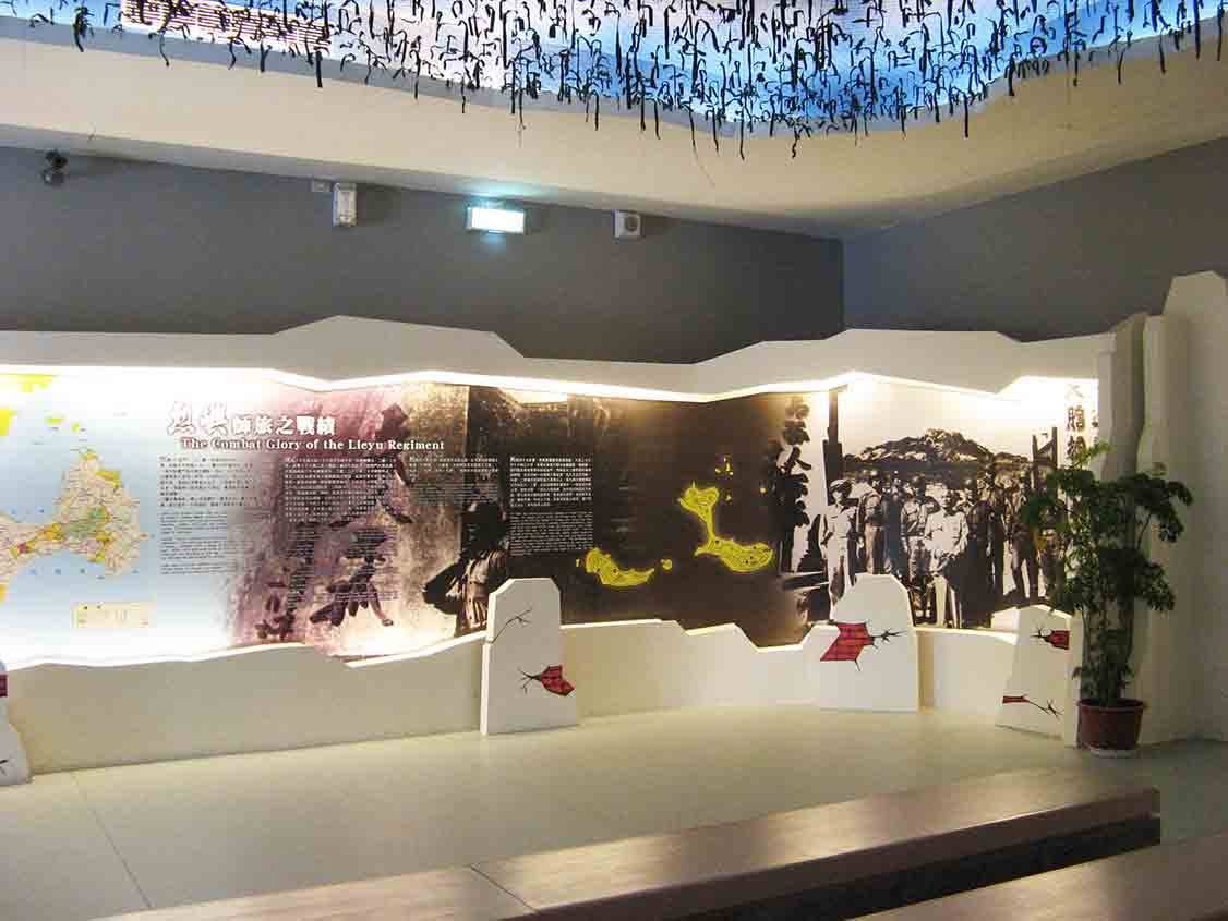 烈嶼鄉史館「烈嶼師旅之戰績 The Combat Glory of the Lieyu Regiment」展區，碉堡輪廓大圖牆與漂浮迷彩網裝置