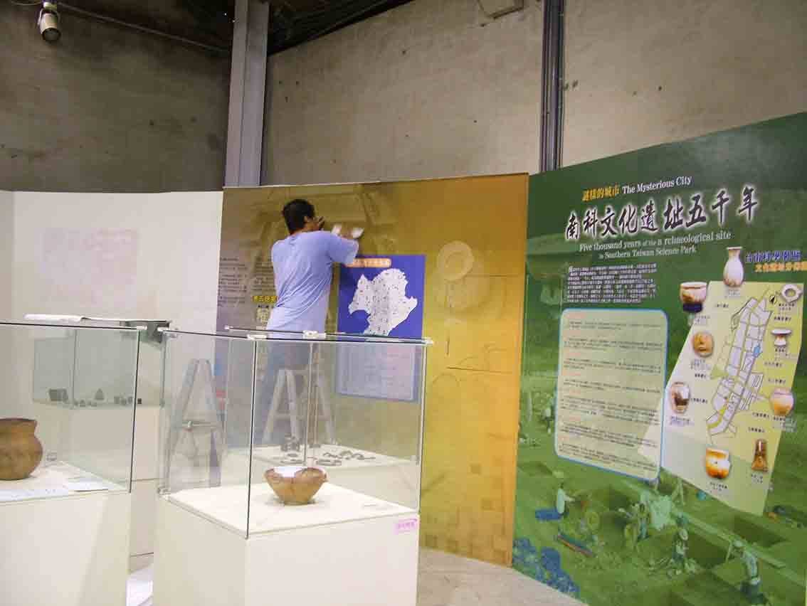 施工中：工作人員張貼南科考古遺址分布圖於黃色背板上