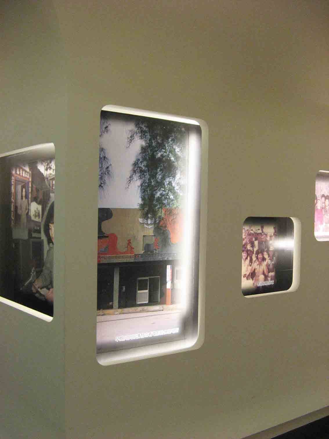 湖井頭戰史館展牆中央直立式燈箱，呈現對岸廈門街景的觀測視角，旁側嵌入部隊與舊街景影像