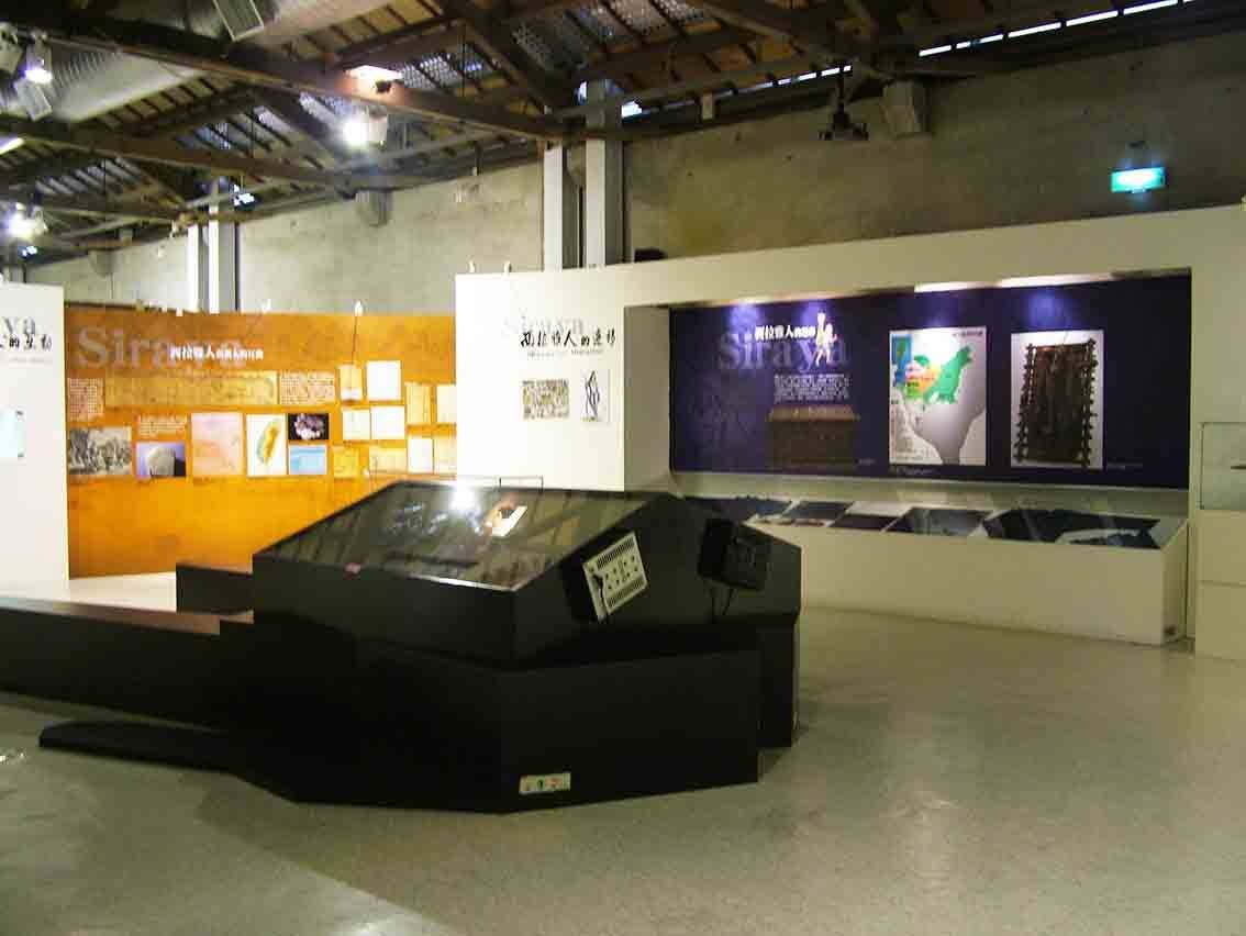 西拉雅人的遷移展區全景，深紫色展牆與多媒體導覽桌