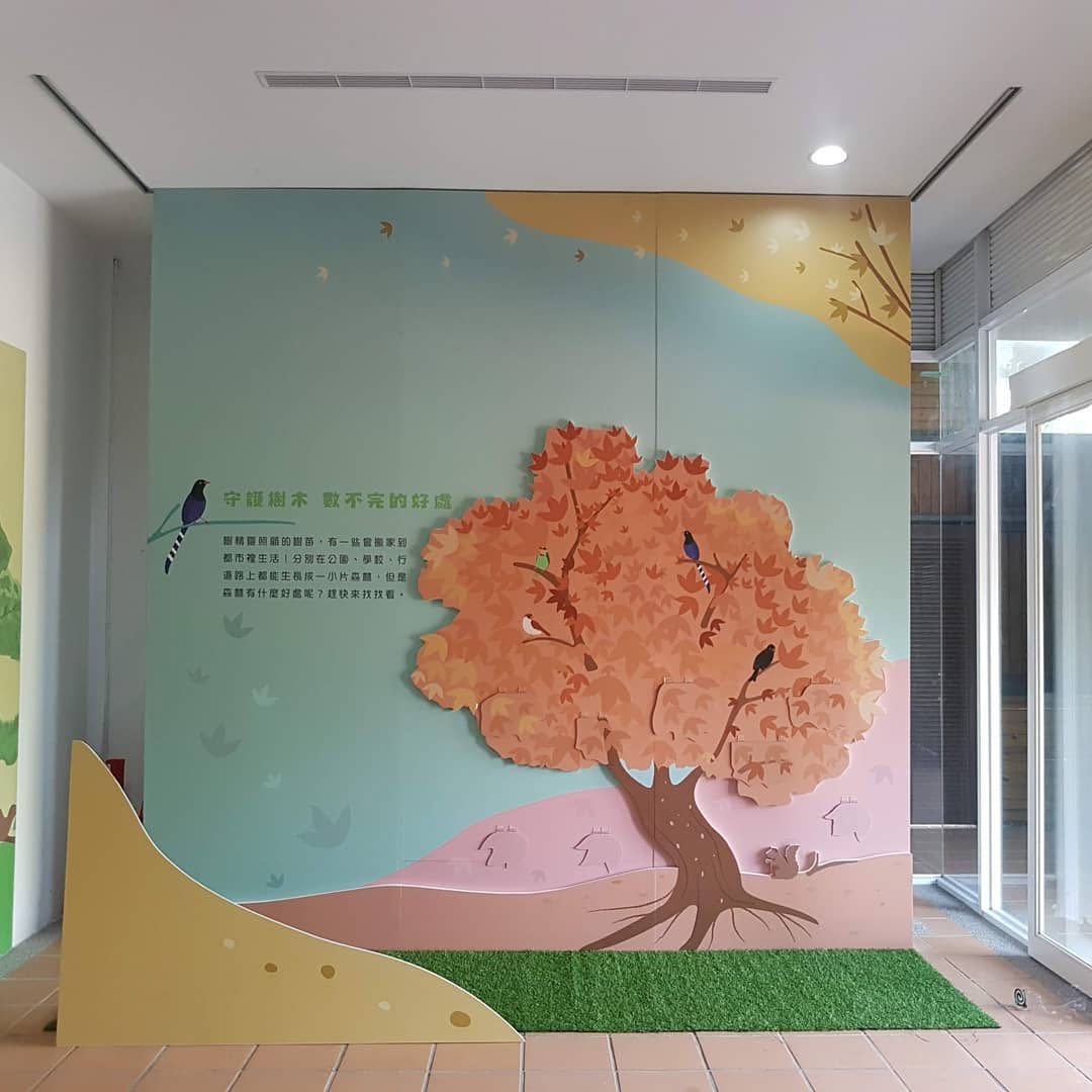 立體楓樹展示牆全景——綠地、藍鵲與互動翻翻板裝置