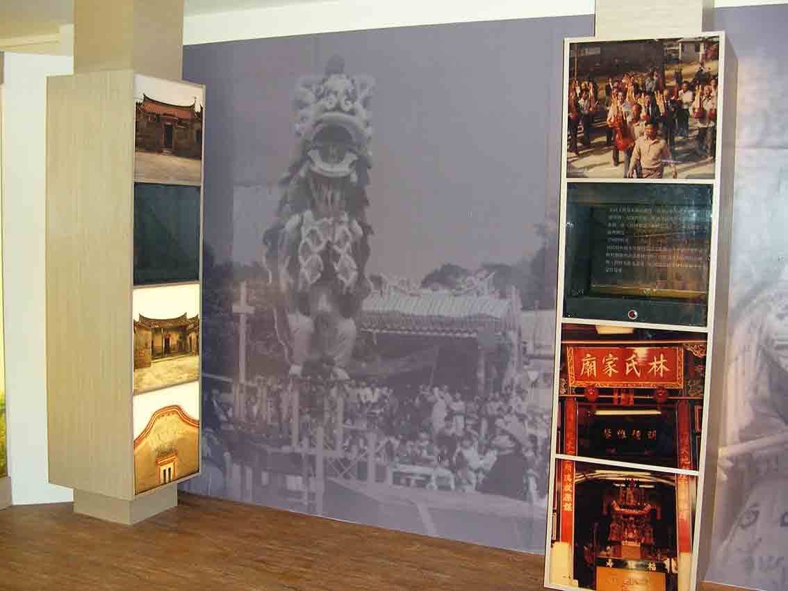 烈嶼鄉史館民俗信仰展區，舞獅黑白大圖牆與兩側林氏家廟燈箱柱