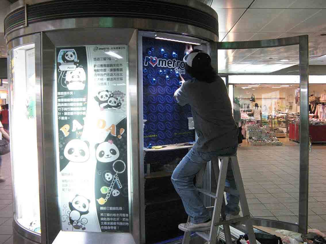 I Love Metro Taipei 展櫃施工現場，背板與燈具細部安裝