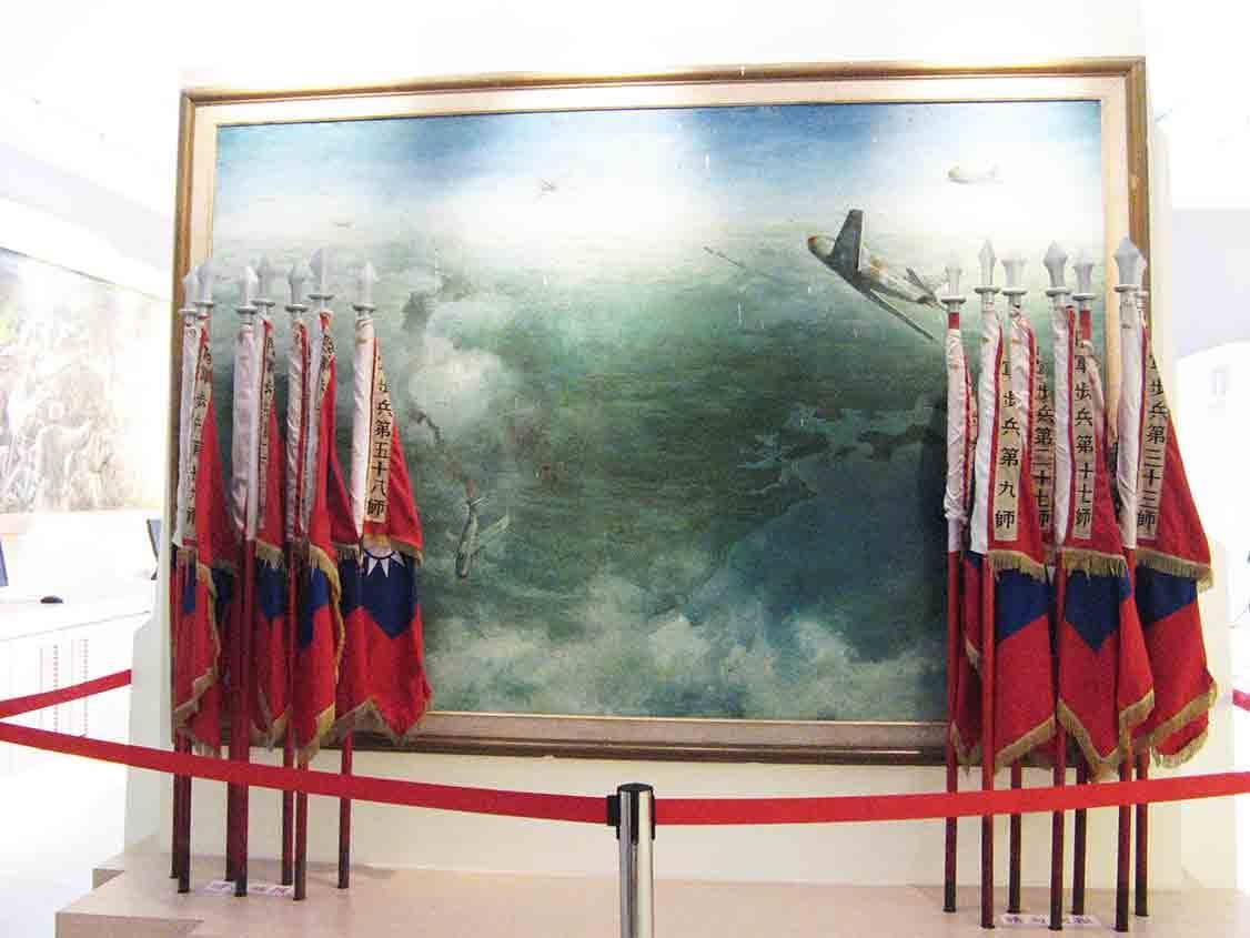 湖井頭戰史館空戰主題大型油畫展示，畫中戰機翱翔雲海，畫框兩側陳列步兵第三十八、三十七、九、三十三師等部隊軍旗