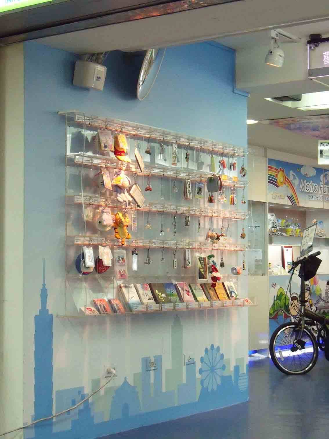 捷運商品館壁掛壓克力吊飾展示牆，藍色台北天際線牆面彩繪