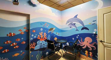 親子等候區，海洋世界大圖：海豚、章魚、海龜與珊瑚礁彩繪