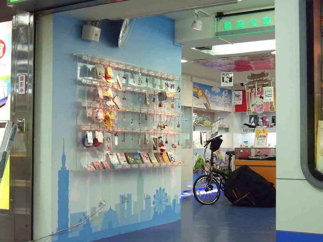 捷運商品館門口壓克力吊飾牆，藍色天際線牆繪整體視角