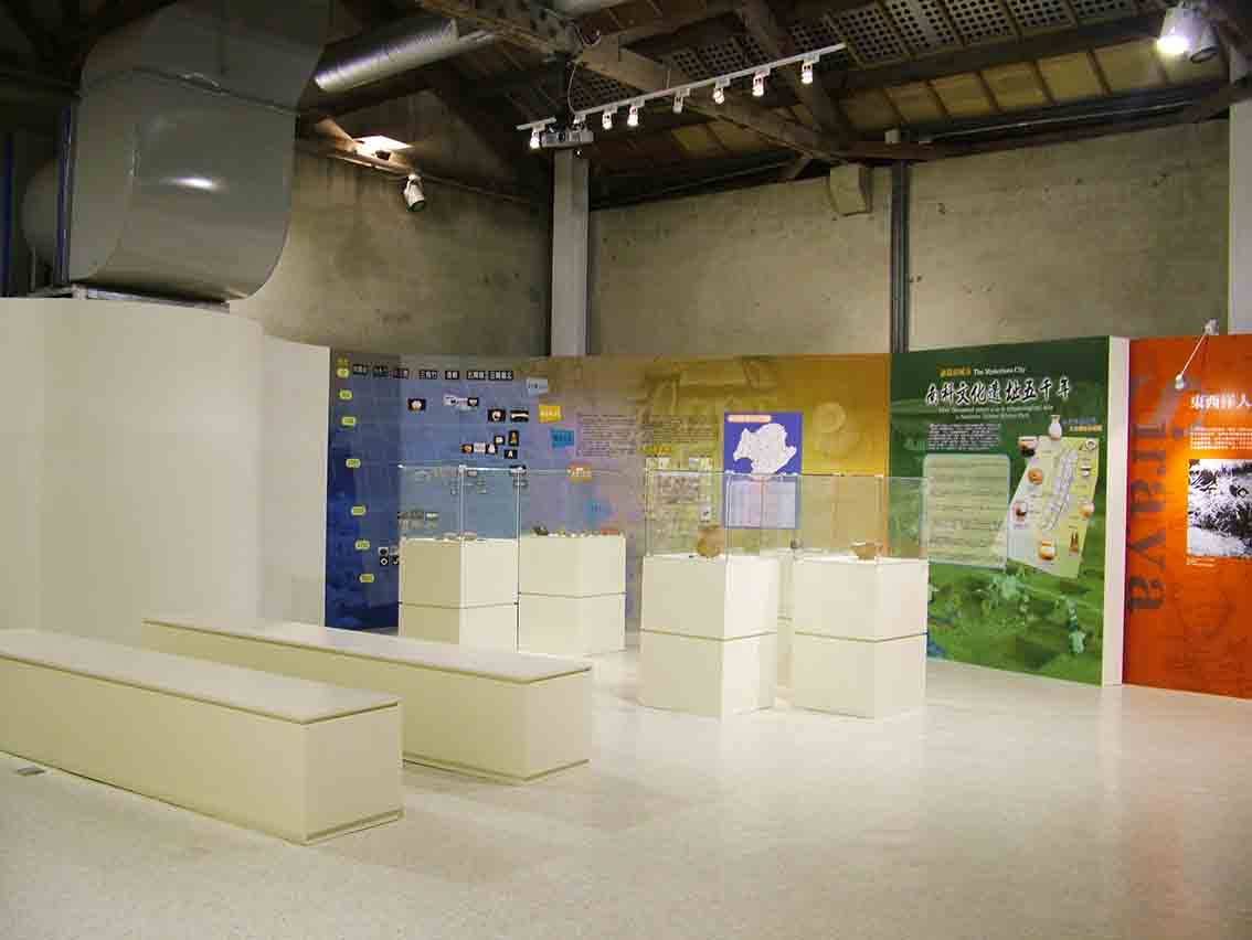 南科文化遺址五千年展區全景，四色分區與展櫃陣列