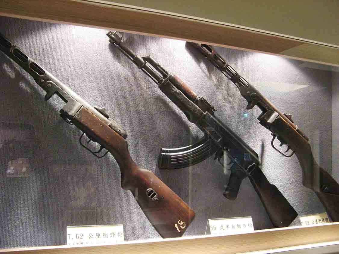 湖井頭戰史館玻璃櫃內並列展示「7.62公厘衝鋒槍」、「56式半自動步槍」等繳獲輕兵器特寫