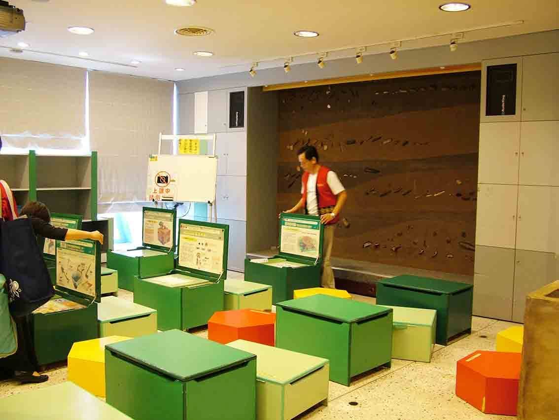 考古教具體驗區——綠色木箱教具與彩色六角凳排列