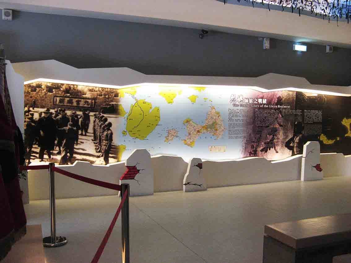 烈嶼鄉史館「烈嶼師旅之戰績 The Combat Glory of the Lieyu Regiment」碉堡輪廓大圖牆全景，搭配九成宮老照片、戰役地圖與紅磚破口造型