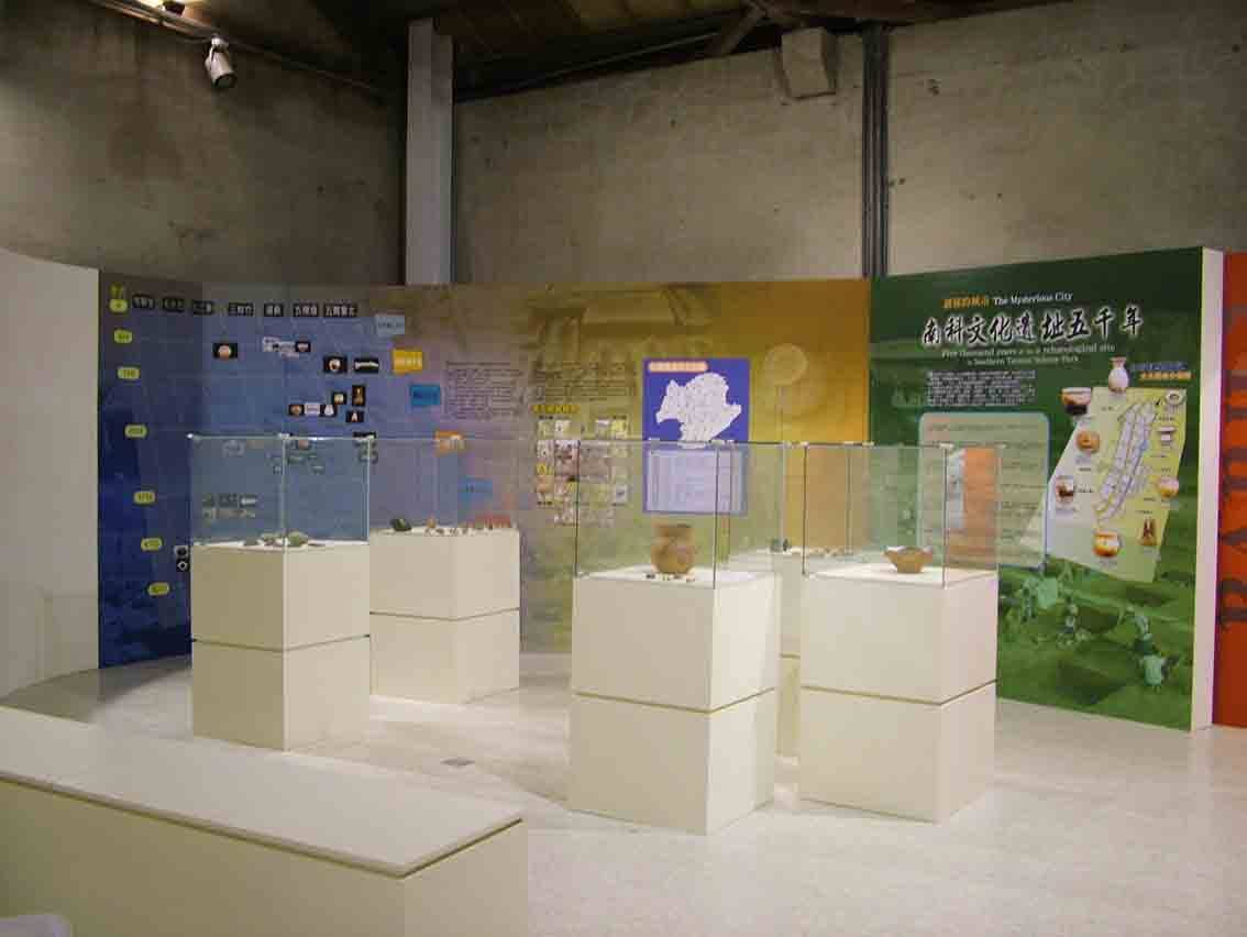 南科考古五千年完整展區，年代軸線、文物展櫃與主題背板組合