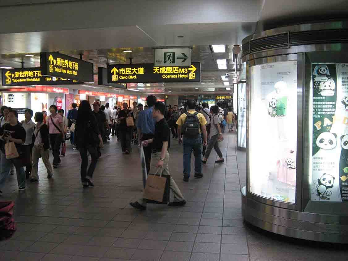 台北車站地下街熊貓主題展示亭遠景，指標與通行人潮
