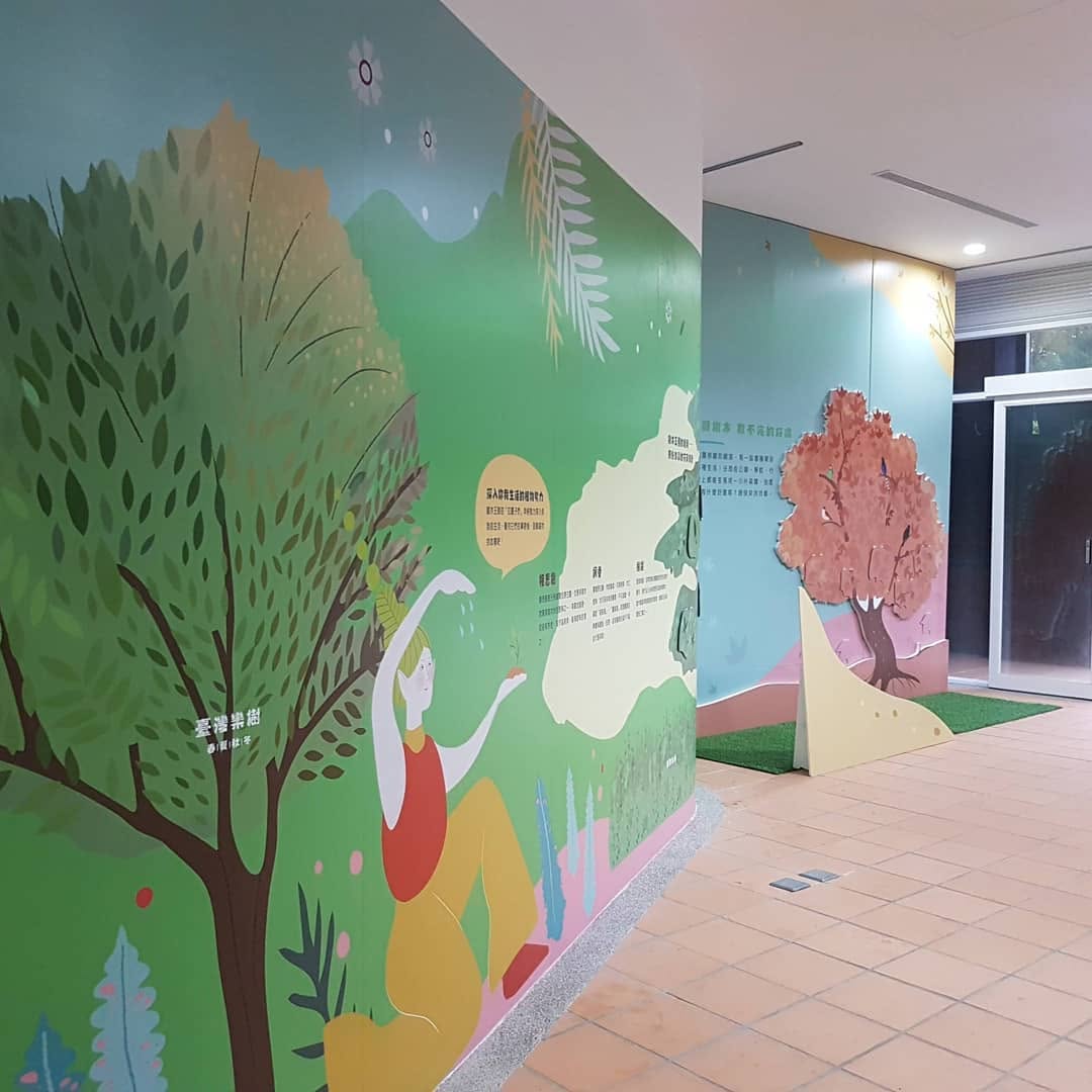 臺灣果樹大圖牆與守護樹木立體展示——走道兩側完整視角