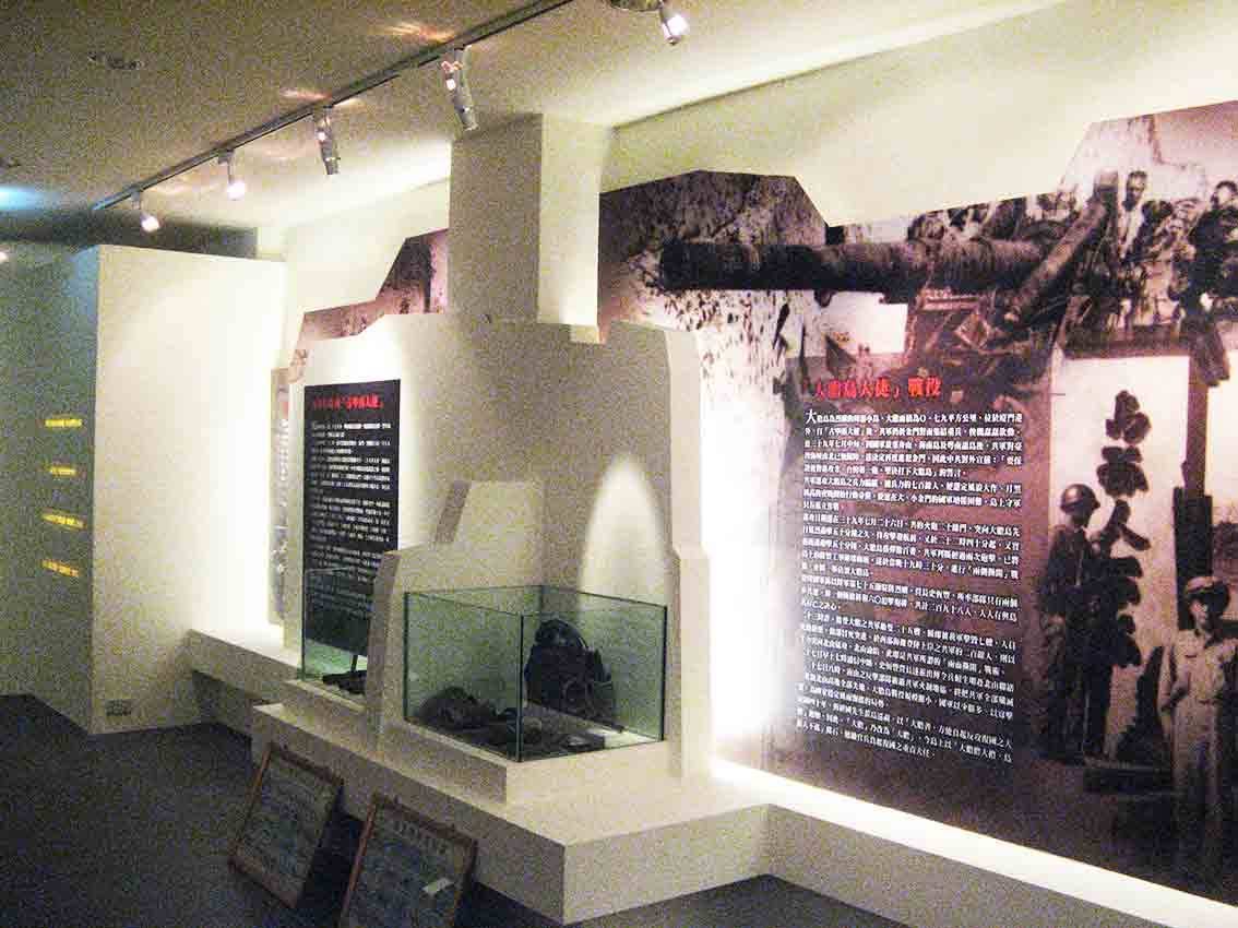 烈嶼鄉史館大膽島大捷戰役展區，白色碉堡量體與紅字大圖牆並陳火砲歷史照片