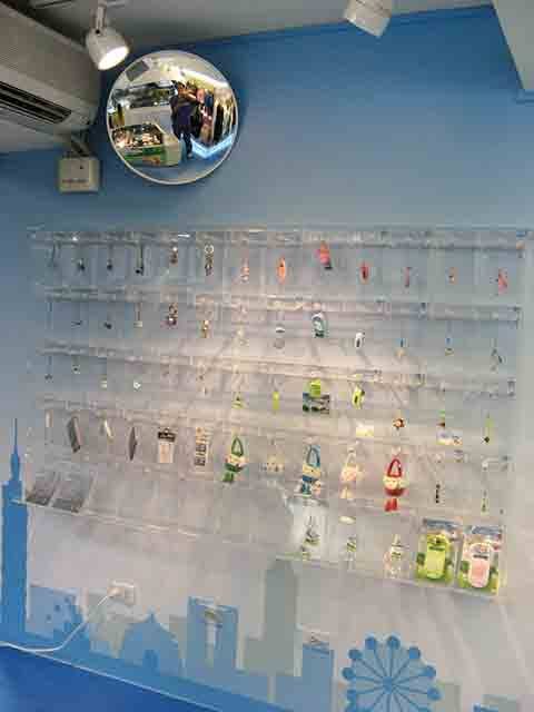 壓克力吊飾展示牆側面視角，台北 101 天際線牆繪與凸面鏡