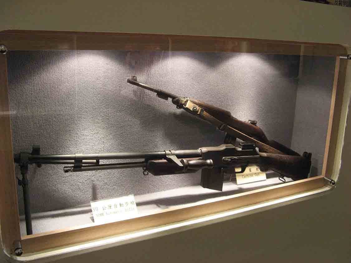 湖井頭戰史館木框壓克力展示窗內陳列 30 公厘自動步槍與卡賓槍 Carbine Gun 等繳獲輕兵器特寫