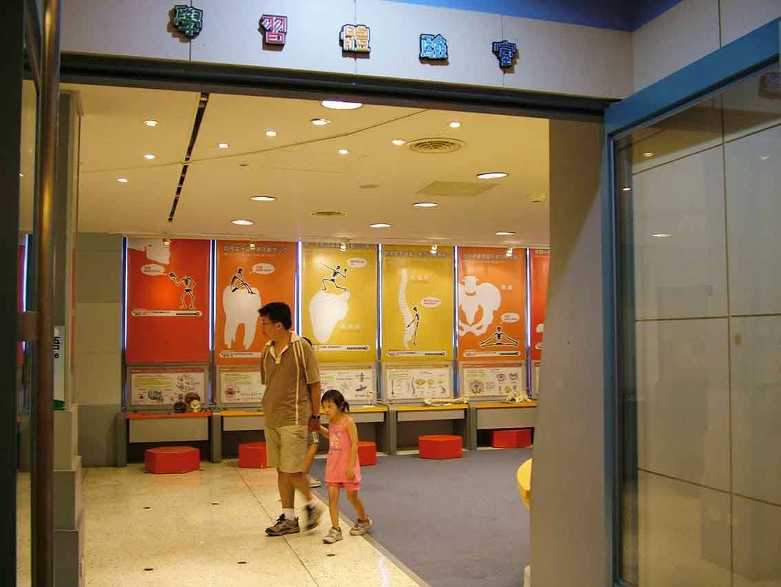 十三行博物館 學習體驗室入口——人體與健康主題大圖海報牆