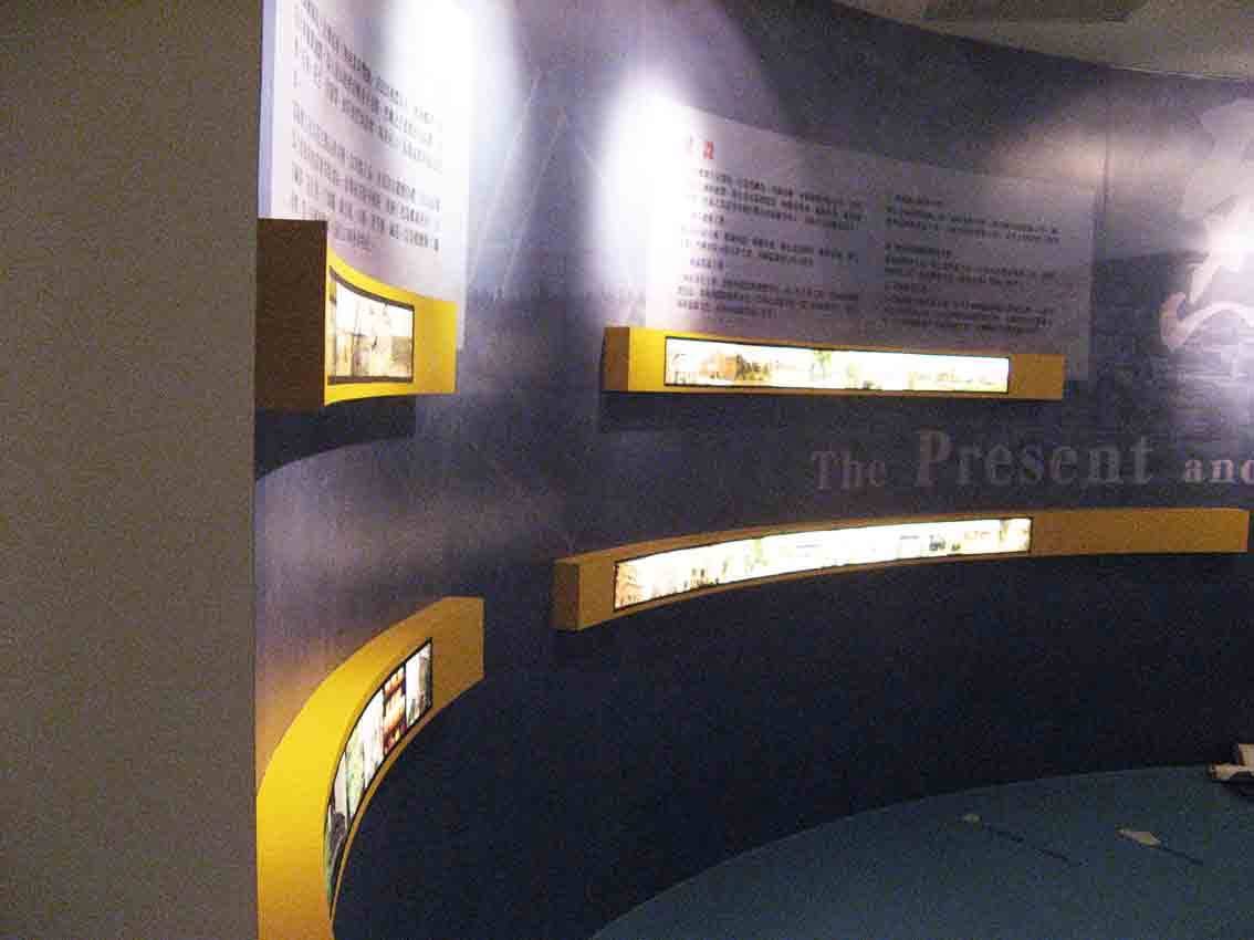 烈嶼鄉史館「The Present」弧形展區，黃色燈箱沿曲面牆面排列懸吊歷史影像