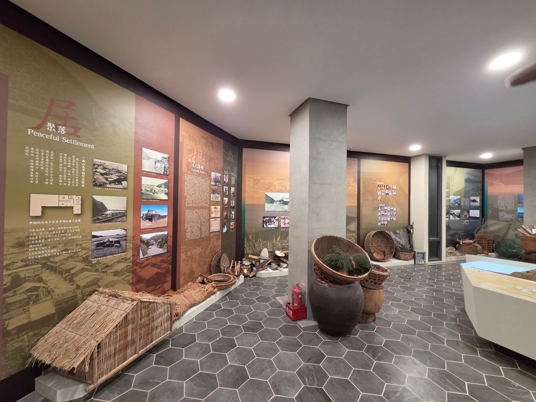 聚・Peaceful Settlement 與 根・Cultural Roots 展區，呈現早期石造平房聚落樣貌