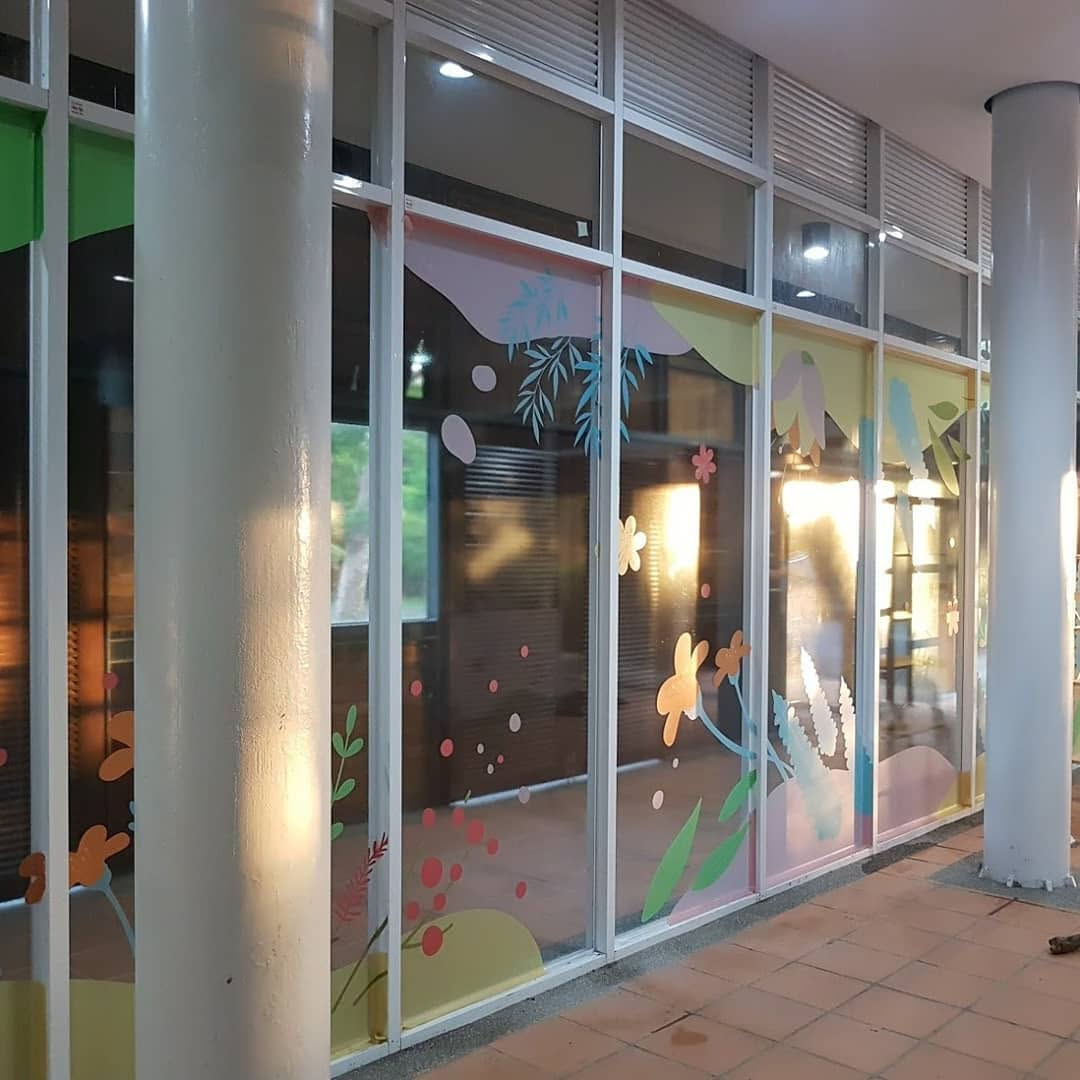 夜間走廊玻璃貼膜——粉黃柔色花草插畫呼應苗圃自然氛圍